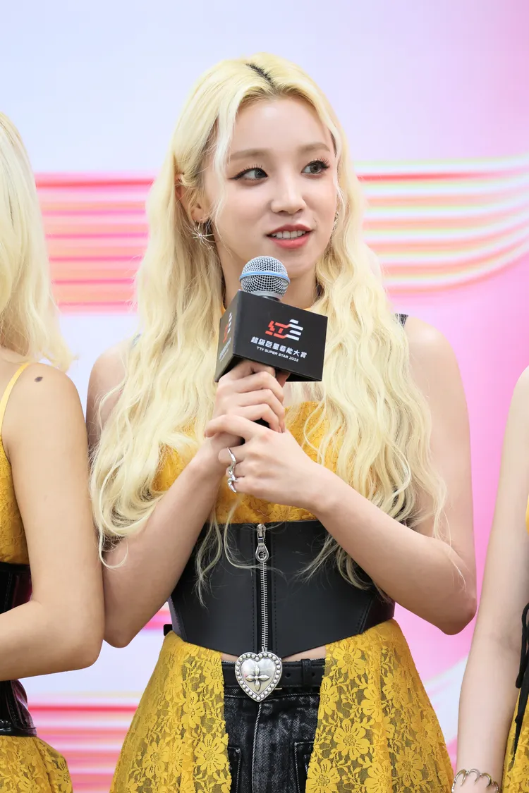 雨琦想跟隊友姊姊們要紅包。讀者提供