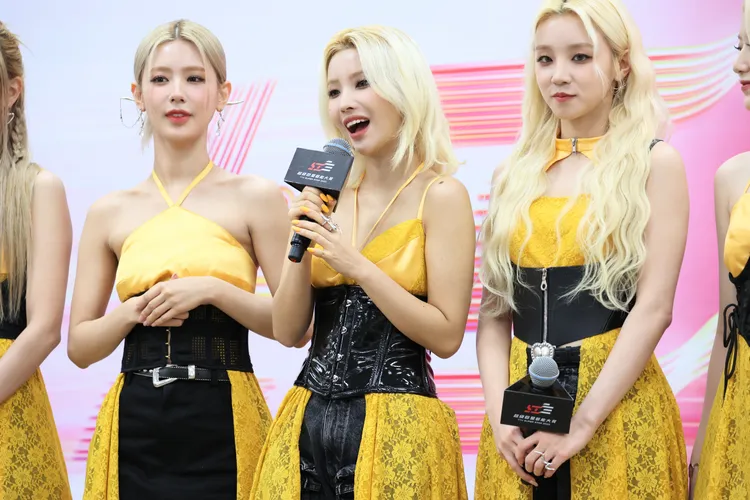 小娟（中）說中文拜年。讀者提供