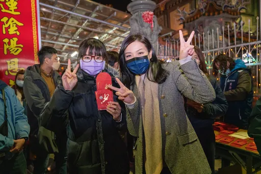 高虹安祈福走春参拜 发开运小红包、祝福市民平平安安