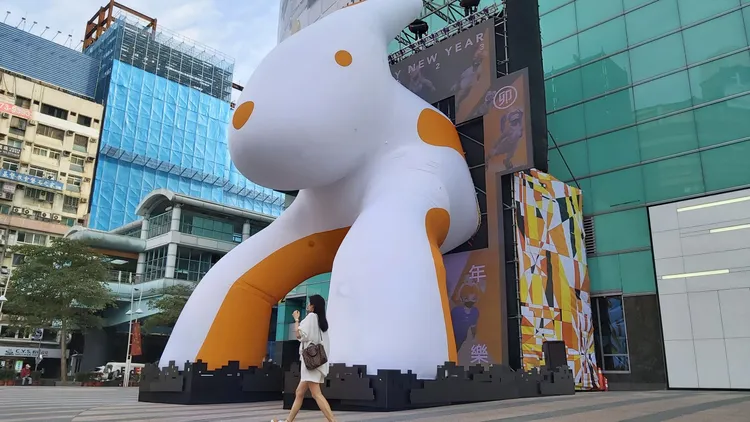 巨大白兔竄出百貨公司。莊宗達攝