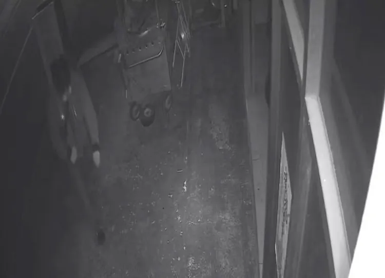 竊賊入侵後在屋內搜刮了約一個小時。民眾提供