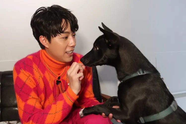 蔡凡熙寵愛毛孩Amo，每天都和牠一起睡。陳明中攝