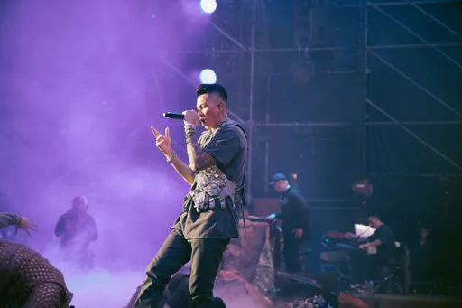 「行走費洛蒙」瘦子嗨翻中台灣 Dancer冒低溫敬業露屁股蛋