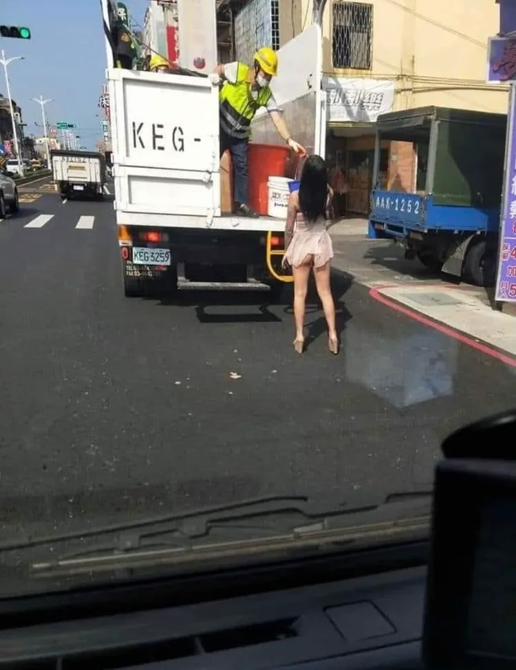 有民眾拍下清潔隊員趕在年前收運垃圾的身影，但網友焦點全在丟垃圾的辣妹上。翻攝臉書《爆廢公社》
