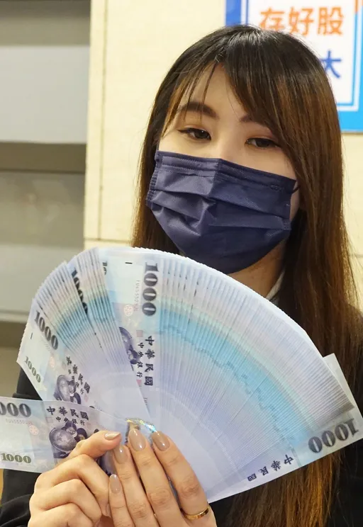 睜亮眼!看到這號碼就是假鈔 央行提醒三招辨真假