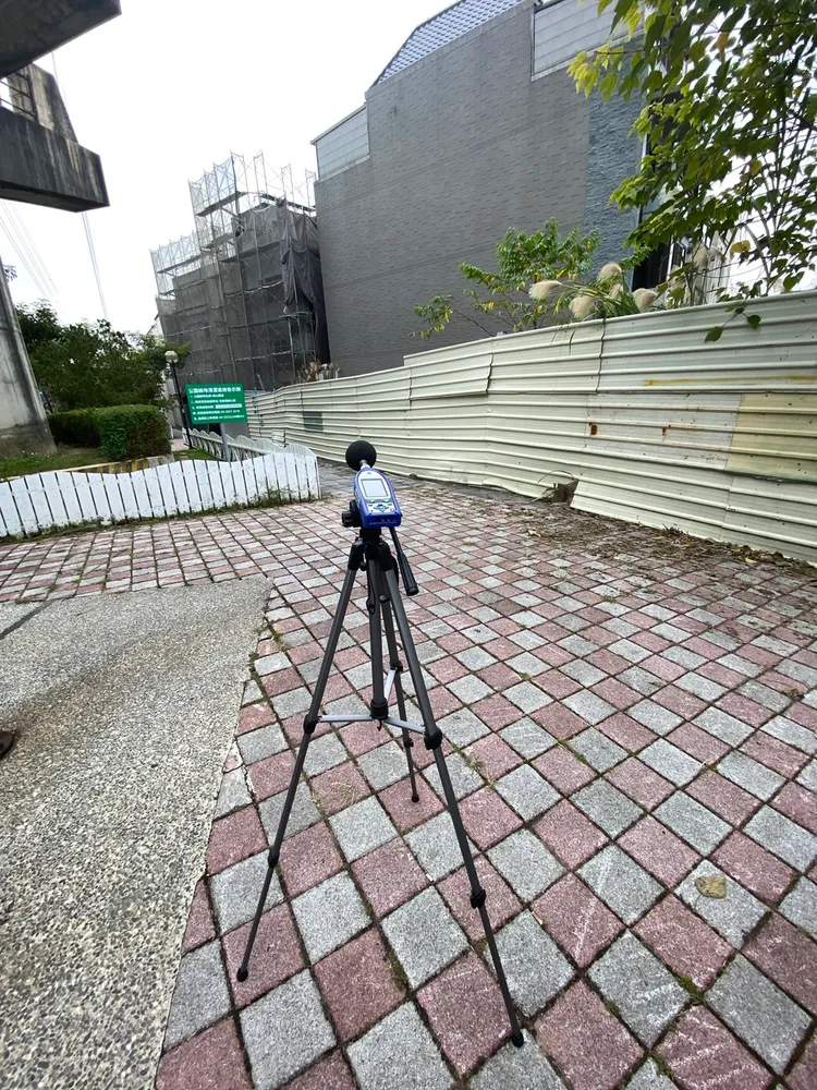 針對民眾檢舉工地發出噪音，台中市環保局接獲十次檢舉，前往檢測音量並未超標，只能進行勸導。讀者提供