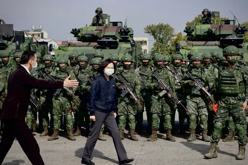 戰力強化！蔡英文視察實兵操演　喊話國軍是鋼鐵勁旅