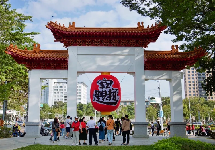 翻轉未來視燈飾作品「招財進寶x追求自由民主」，招財進寶旋轉180度即為追求自由民主。觀光局提供