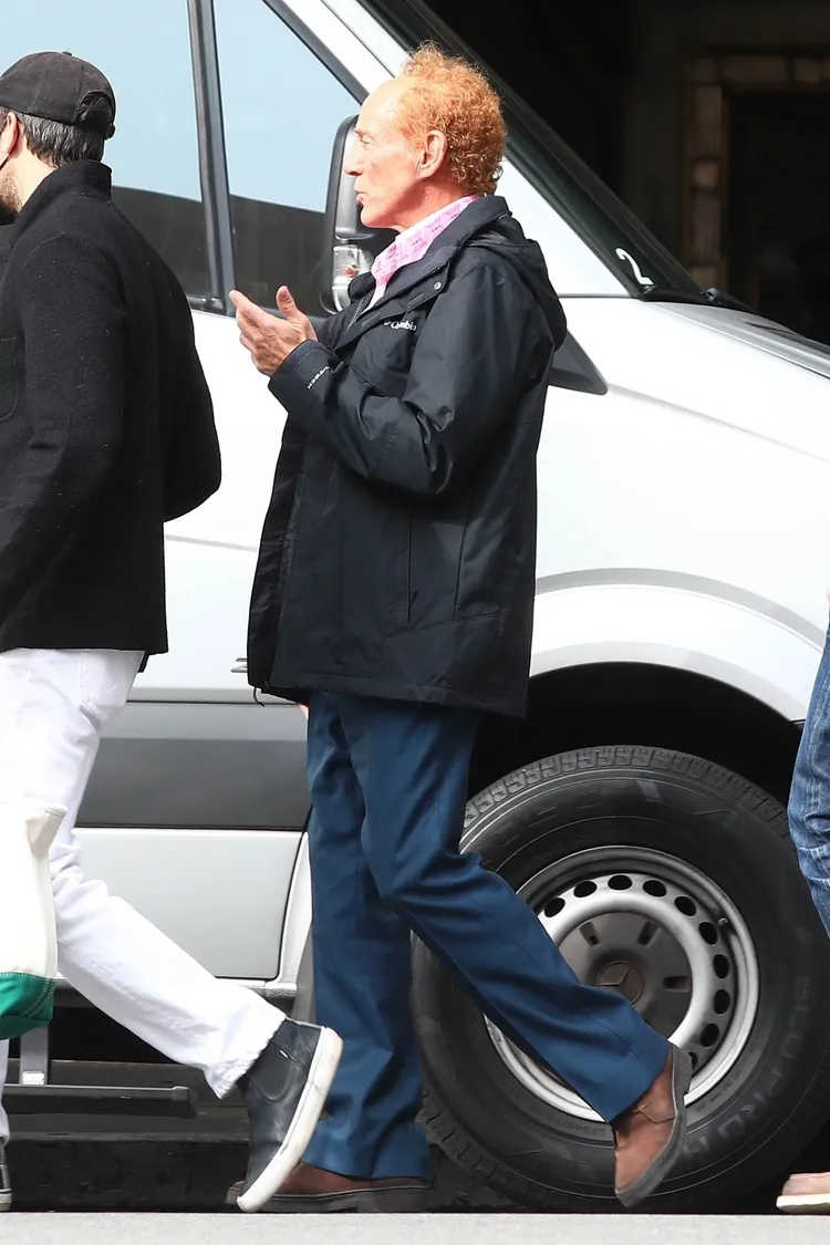 他還有另一款戴禿頭假髮的造型。達志