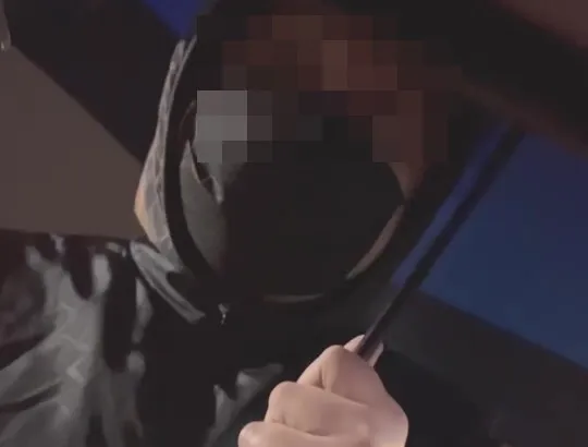 程男穿黑衣戴黑口罩自稱是刑警。翻攝畫面