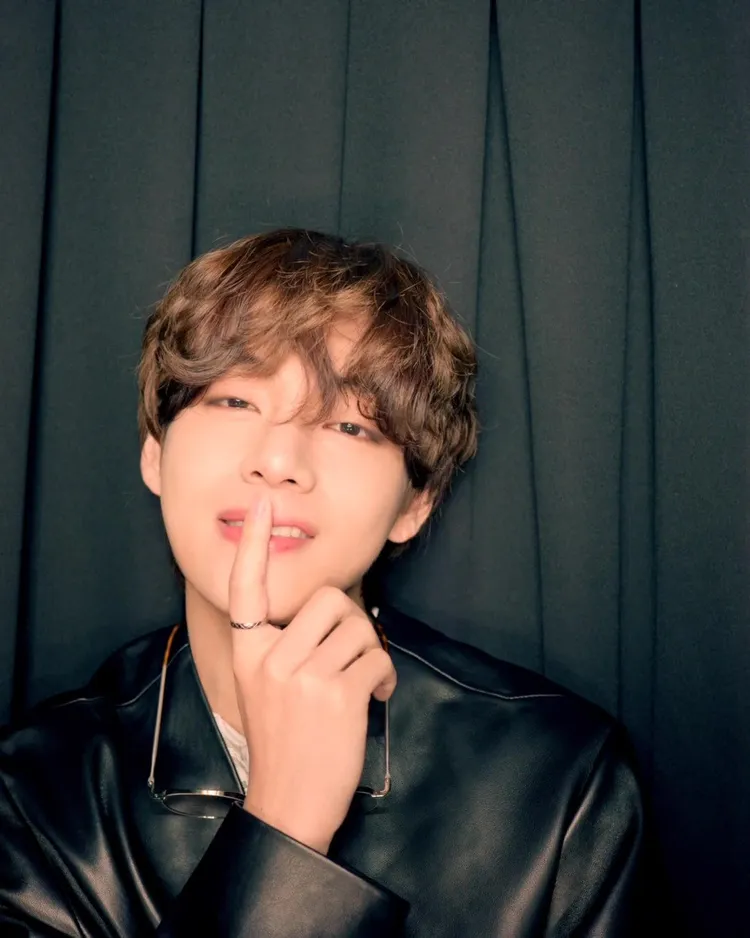 與Jennie緋聞炒得沸沸揚揚的韓國天團「防彈少年團」（BTS）成員V，食指上也經常可見香奈兒的Coco Crush戒指。翻攝BIGHIT_MUSIC推特