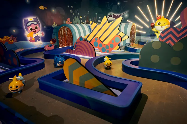 《 鯊魚寶寶放電趴 》規劃六大展區，讓小朋友尋寶探索。業者提供