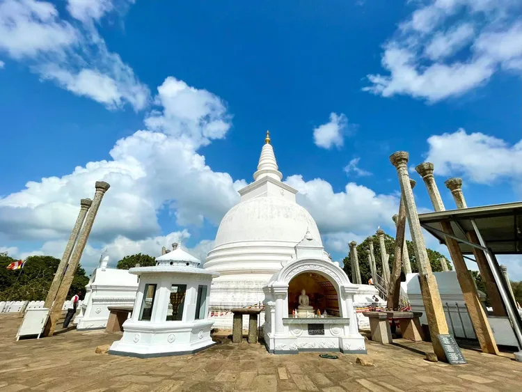 兩人走訪斯里蘭卡的傳統首都阿努拉德普勒。翻攝廖科溢臉書