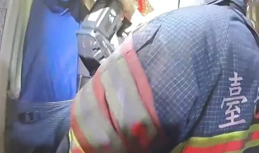 獨居婦家中滑倒　呼救2天才被發現！警消破門送醫