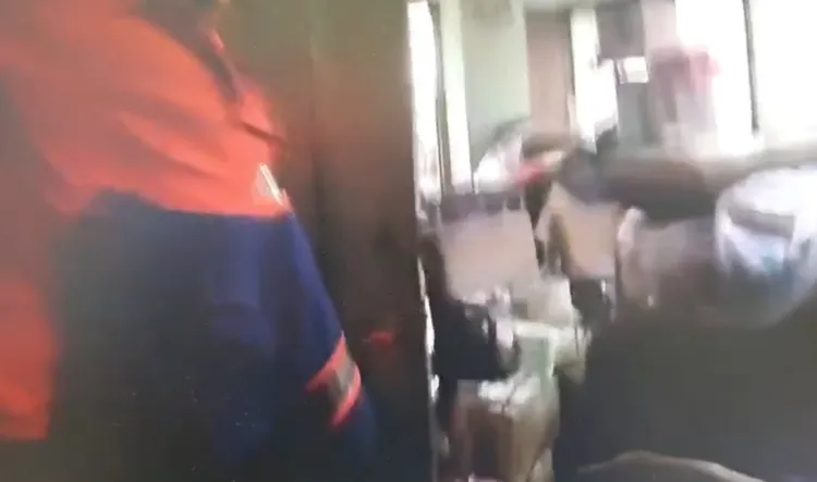 警消破門後將老婦人送醫。翻攝畫面