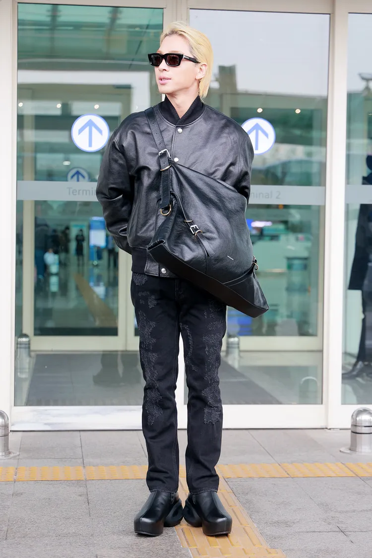 太陽昨以一身GIVENCHY黑色皮衣夾克、黑色鉤花合身牛仔褲、G字母黑色皮革短靴與Voyou系列黑色皮革大型軟質包的帥氣裝扮，準備搭機飛巴黎。品牌提供