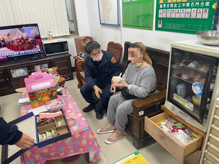 警方將王女帶回派出所。龍潭警分局提供