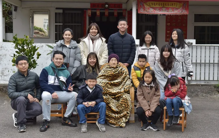 盧以恩（後排左）和同為演員的王渝萱（前排左三）是表姊妹。翻攝盧以恩臉書