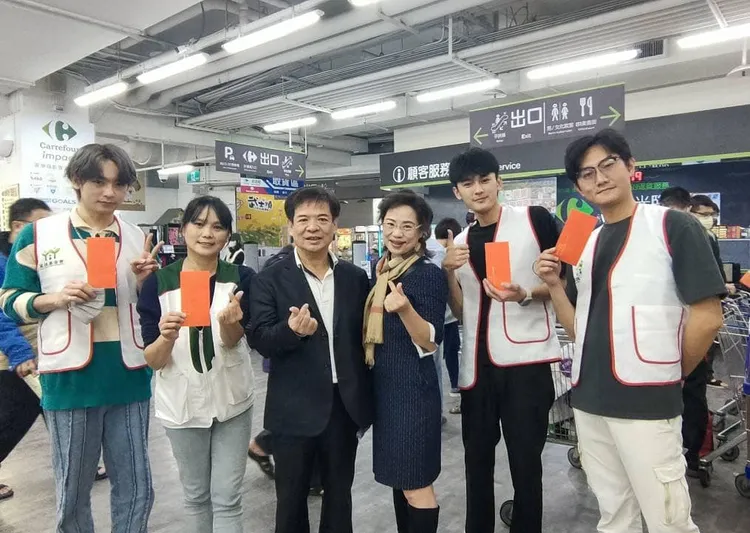 林滿麗（左二）帶著3個帥兒（左一及右一右二）在元旦義賣，十年來不間斷。家扶提供