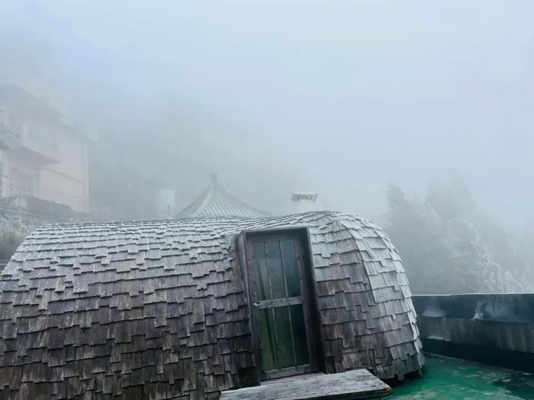 新竹尖石鄉宇老部落一間咖啡業者，今早7時許拍下白雪繽紛冰凍山頭的照片分享在粉絲頁，民眾說木屋都結冰了。翻攝《綠木頭》粉絲頁