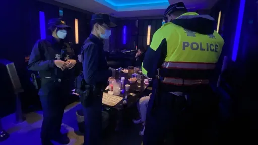 桃園警深夜威力掃蕩 摩鐵逮毒蟲扣54包毒咖啡包