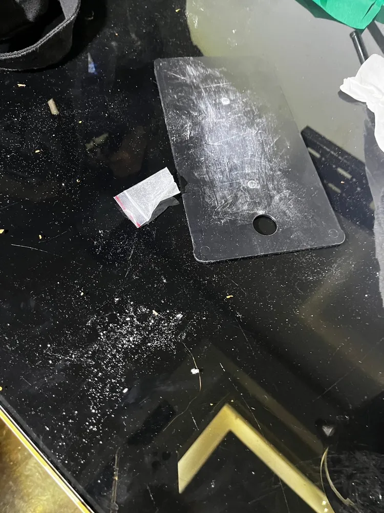 警方在汽車旅館房間桌上查獲K他命粉末。桃園警分局提供