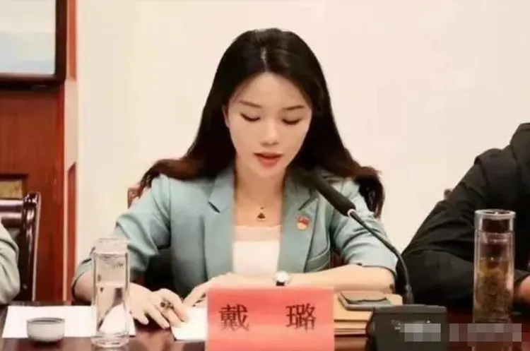 「江南絕色佳人」戴璐開會時雖然喜歡低頭念稿，不過一口吳儂軟語仍是毫無負評。翻攝微博/揚州市廣陵區