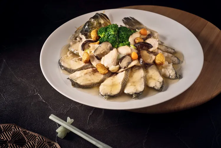 全新菜單首推「粵式經典名菜：沉魚落雁」，此為粵式宴席中鮮少登場的菜色。六福旅遊集團提供