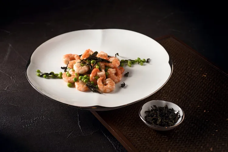 創新改良成在地包種茶所設計的「茶香白玉蝦仁」售價680元。六福旅遊集團提供