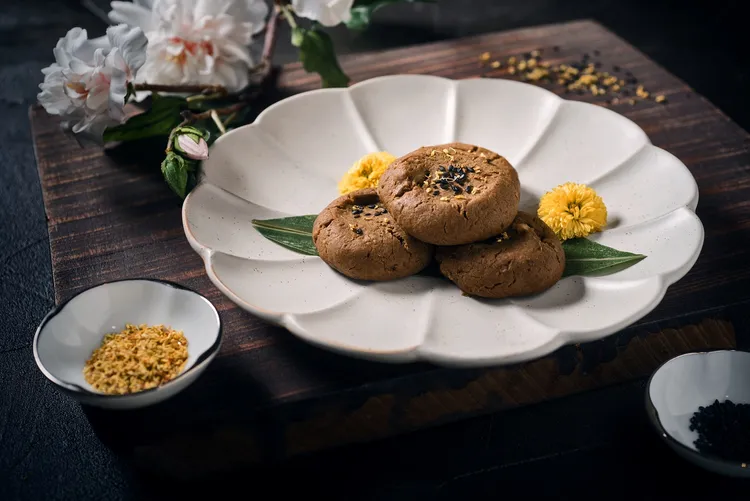 「宮廷桂花桃酥」售價220元，源自於傳統小點桃酥，粵亮本次將南港意象「桂花」融入這款宮廷御點，再添加堅果，既保有它酥鬆口感，入喉更有桂花幽香。六福旅遊集團提供