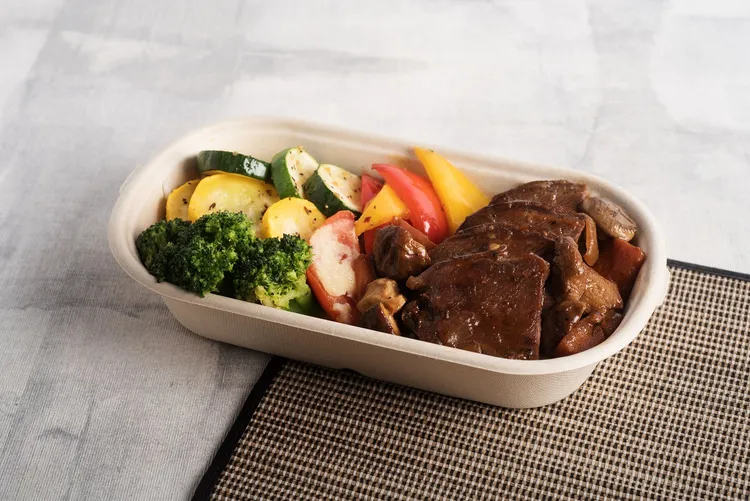 紅酒野菇燉牛頰肉，特選香醇紅酒燉煮風味濃郁的牛肉與野菇，搭配紅酒醬汁熬煮增添風味，每一口都吃到滿滿的牛肉油脂香氣。六福旅遊集團提供