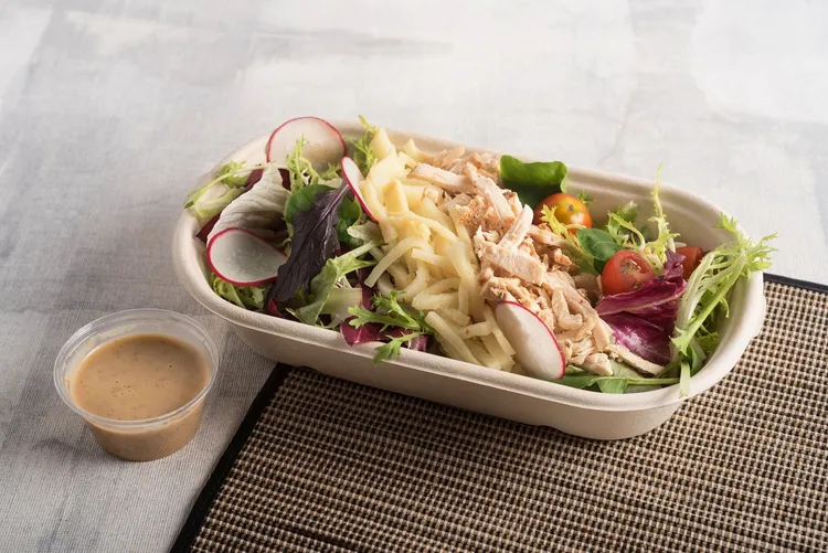 日式胡麻香筍雞肉沙拉推薦給想來點輕食的消費者，以舒肥方式料理雞胸肉，保持鮮嫩口感。六福旅遊集團提供