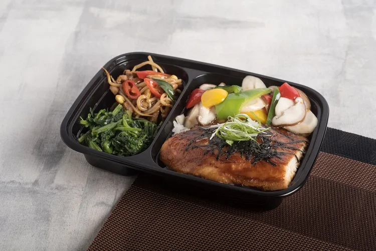 日式紅味噌魚菲力嚴選無刺多利魚，塗上日式紅味噌以爐烤方式料理。六福旅遊集團提供