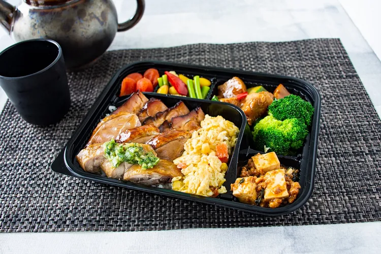 招牌豐融三寶飯，為傳承金鳳廳的經典好滋味，一次享有油雞、叉燒、燒鴨的絕妙組合。六福旅遊集團提供