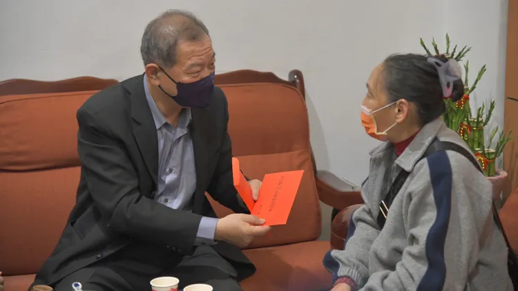 新北市警察局長廖訓誠致贈慰問金給王貞文。新北市警局提供