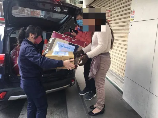 北市警年前送暖 獨居婦獲生活物資還有萬元救助金