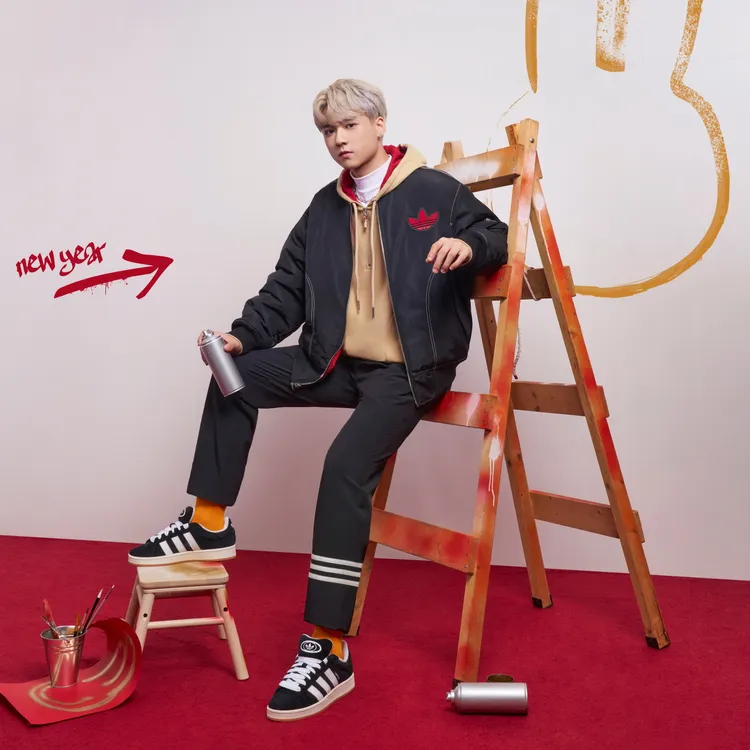 祖安穿著的adidas Originals飛行員夾克看似黯淡，但兩面穿的設計，讓飾有兔臉圖案的紅色格紋內裡得以外穿，展現喜氣感。品牌提供