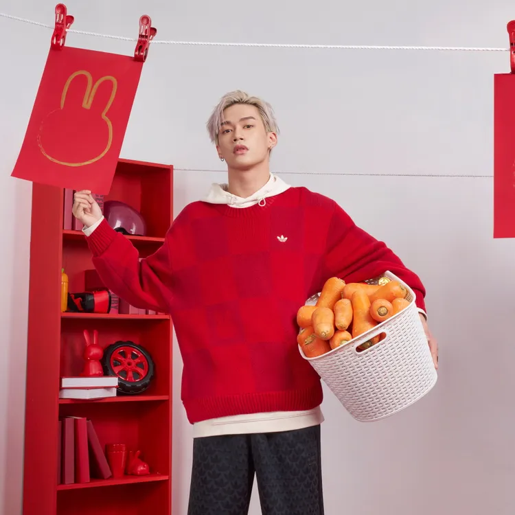 子翔搭配的adidas Originals聯名荷蘭動漫角色Miffy米菲兔的紅色格紋上衣中，藏有米菲兔剪影。品牌提供