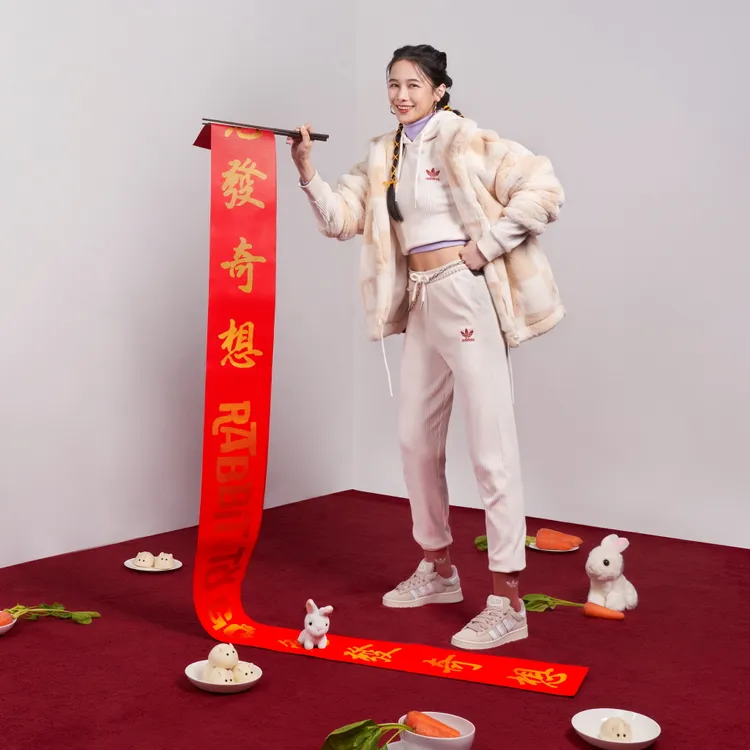 知名Youtuber「千千」以adidas Originals的短版上衣外搭Miffy環保皮草外套，秀出小蠻腰又兼具保暖。品牌提供