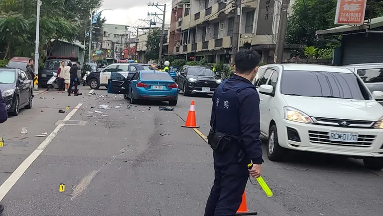 李男駕駛的藍色轎車逆向行駛釀禍。翻攝畫面