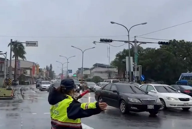 北返車流估午後湧現,警方派員交通疏導。讀者提供