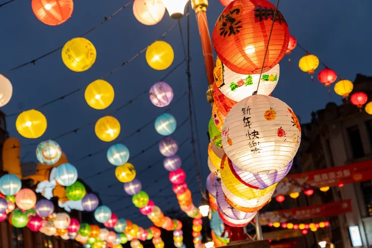 全台規模最大、名聲最響亮的「台北年貨大街」即日起至1/20於迪化街熱鬧登場。台北晶華提供