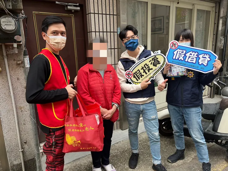 這次關懷活動除了送上豐盛年菜外，也提供各種生活用品給長者們使用，上面更貼有防詐警語、報案電話的小標籤，時時刻刻提醒老人家們。警方提供