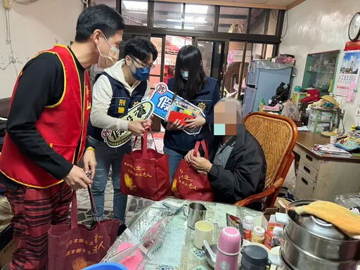 結合公益團體送愛心！新竹警贈弱勢年菜　不忘犯罪預防宣導