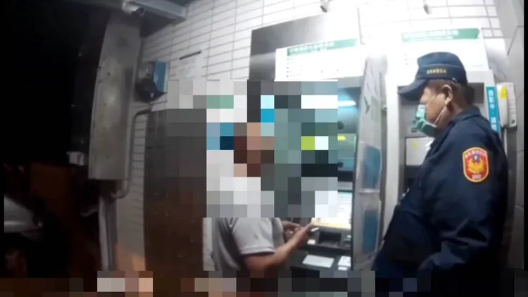 關山分局警備隊長張淵瑜發現男子一邊講電話一邊操作ATM。關山警分局提供