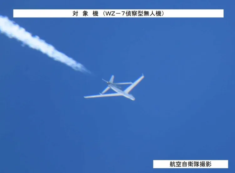 日本航空自衛隊拍攝到中共解放軍「無偵-7」大型無人偵察機飛越宮古海峽。翻攝日本防衛省統合幕僚監部