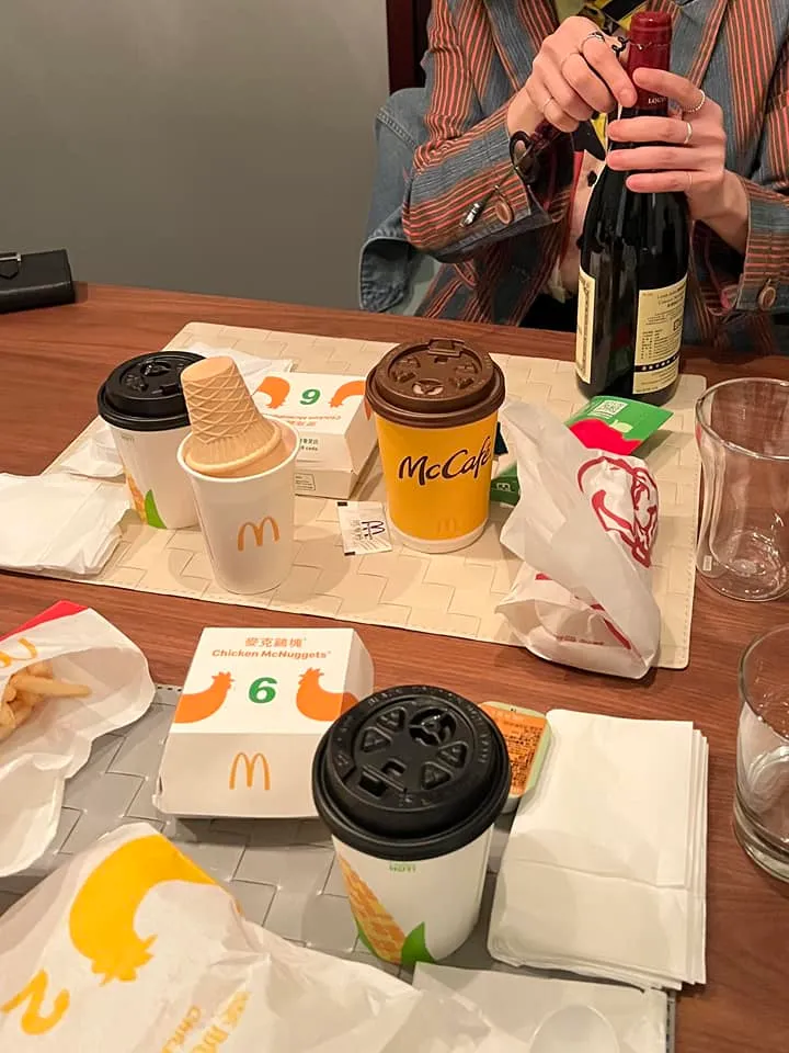 逛完好市多、藥局，買麥當勞回家吃。翻攝鄭家純臉書