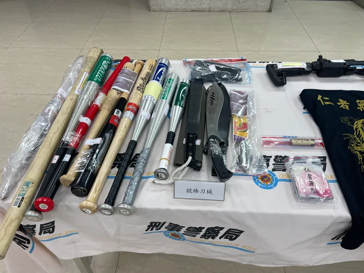 警方查扣球棒等證物。翻攝畫面