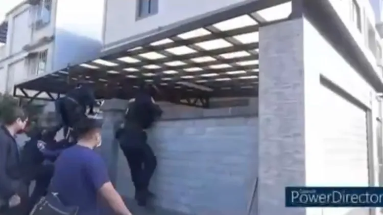 警方攻堅黑幫據點。翻攝畫面