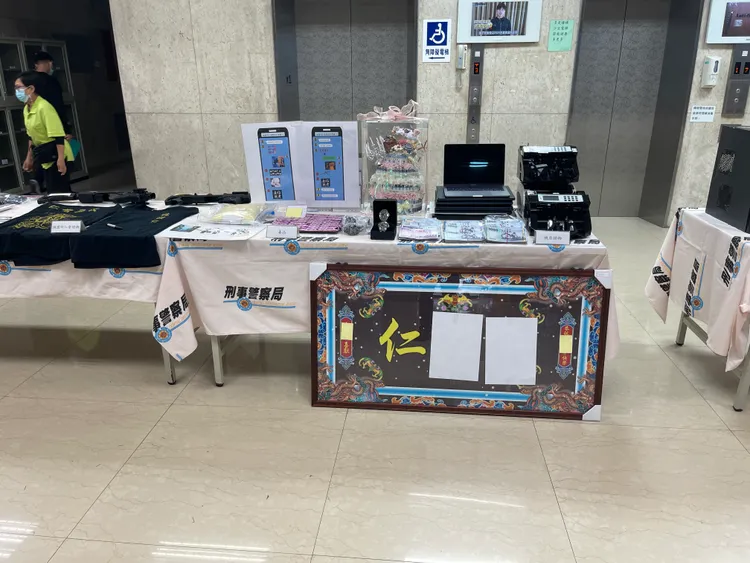 警方查扣證物。翻攝畫面